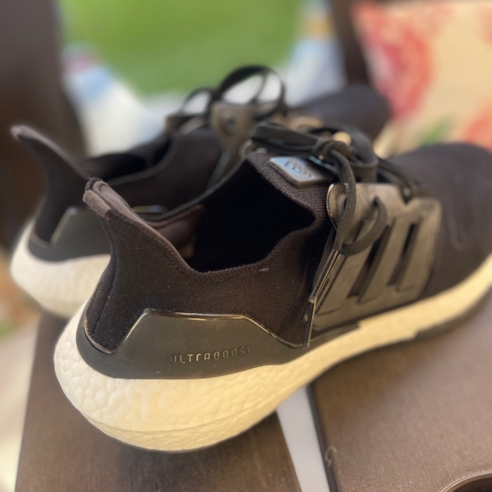 New! Adidas Size 10.5 Men’s - Ultraboost 22 Mens Running Shoe-GX3062